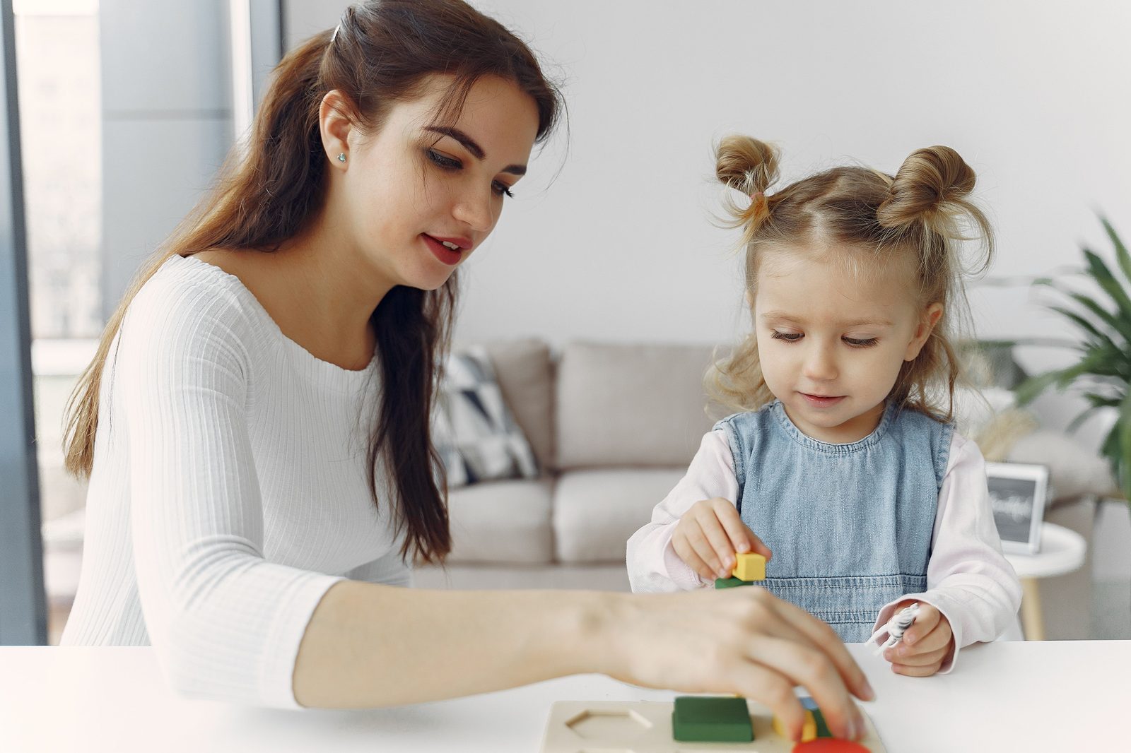 Un momento di gioco tra sitter e bambina